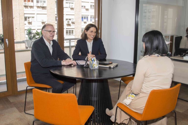 Reunión con clienta en instalaciones de Economistas y Asesores Ruiz brindando un servicio de asesoria fiscal, asesoría contable, asesoría jurídica, declaración de impuestos autonómicos y locales, tramitación de herencias y donaciones y asesoramiento tributación no residentes