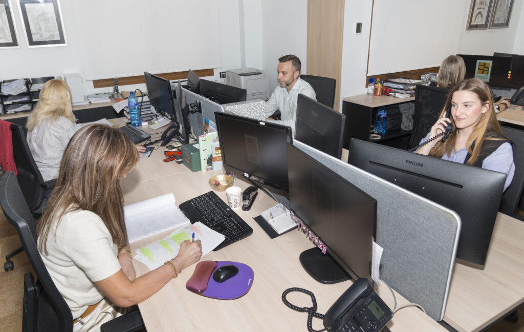 Parte del equipo trabajando de asesoria laboral zaragoza