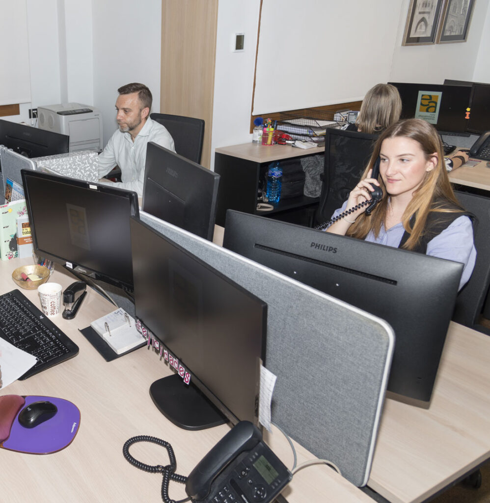 Parte del equipo trabajando de asesoria laboral zaragoza