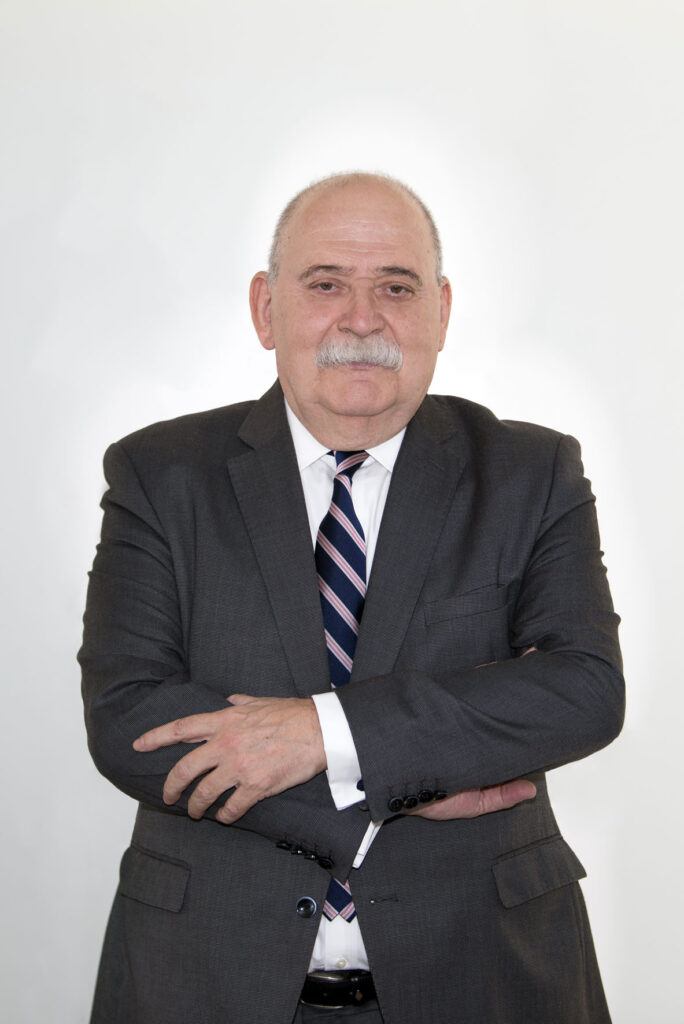 Hombre mediana edad con los ojos marrones. En la foto aparece con los brazos cruzados sonriendo