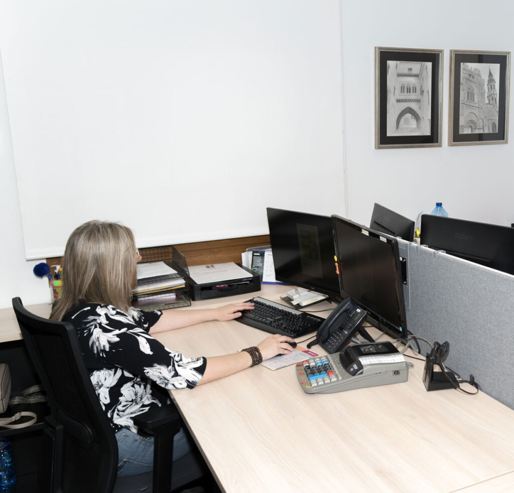 parte del equipo trabajando en asesoria contable zaragoza