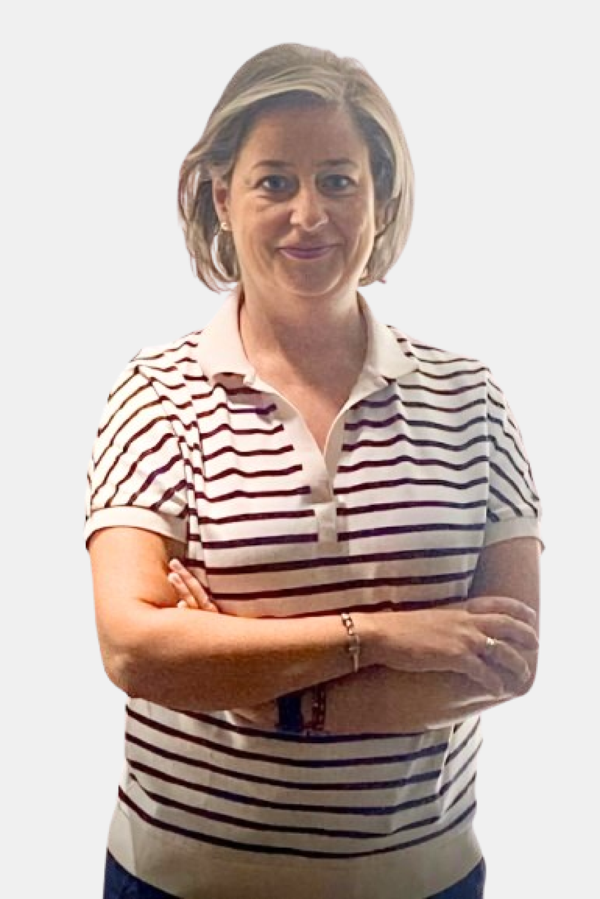 Mujer mediana edad con cabello corto rubio. Tiene ojos azules. En la foto aparece con los brazos cruzados y sonriente